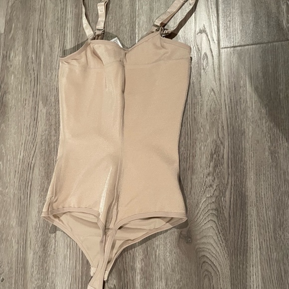 Nude tummy control body suit (I’d classify the size as xs) - Picture 2 of 10